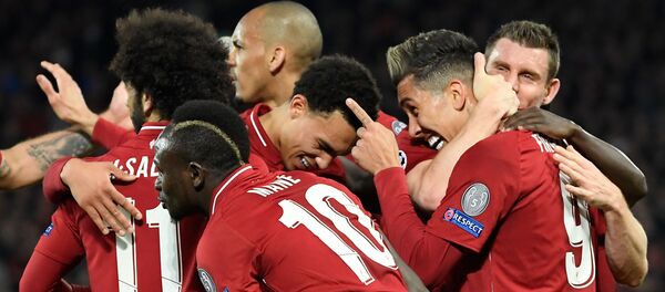 Футболисты Ливерпуля празднуют гол в ворота Порту - Sputnik Беларусь