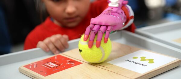 Девочка с протезом руки, архивное фото - Sputnik Беларусь