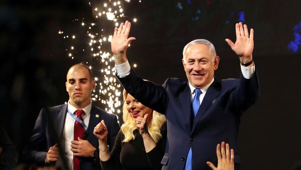 Биньямин Нетаньяху и его жена Сара на сцене после объявления результатов парламентских выборов в Израиле  - Sputnik Беларусь