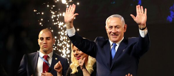 Биньямин Нетаньяху и его жена Сара на сцене после объявления результатов парламентских выборов в Израиле Биньямин Нетаньяху и его жена Сара на сцене после объявления результатов парламентских выборов в Израиле - Sputnik Беларусь