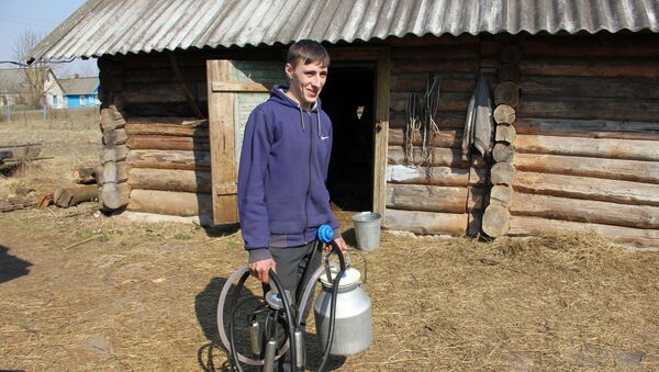 Денис работает дояром на ферме и ухаживает за 6 своими коровами - Sputnik Беларусь