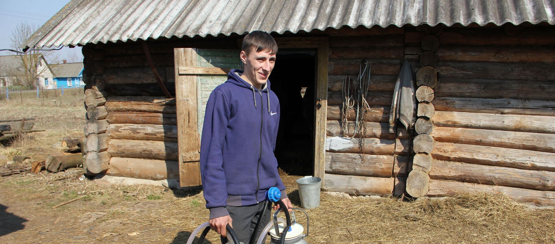 Денис работает дояром на ферме и ухаживает за 6 своими коровами - Sputnik Беларусь, 1920, 10.04.2019