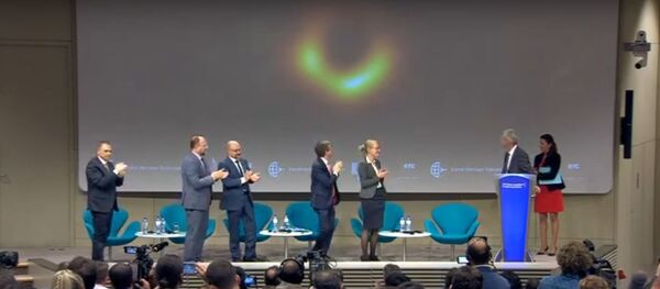 Навукоўцы паказалі першае фота чорнай дзіркі ў нашай галактыцы - відэа Навукоўцы паказалі першае фота чорнай дзіркі ў нашай галактыцы - відэа - Sputnik Беларусь