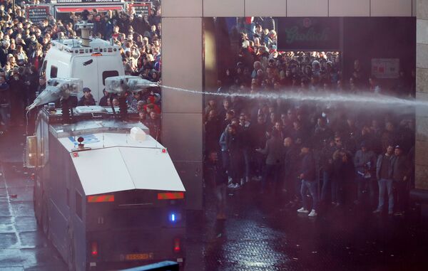 Десятки фанатов задержаны перед матчем ЛЧ Аякс – Ювентус - Sputnik Беларусь