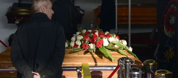 Мужчина в магазине ритуальных услуг, архивное фото Мужчина в магазине ритуальных услуг, архивное фото - Sputnik Беларусь