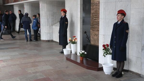 Кожны раз 11 красавіка ў напамін аб трагедыі ў метро ля памятнага знака з раніцы з'яўляецца імправізаваны ганаровая варта - Sputnik Беларусь