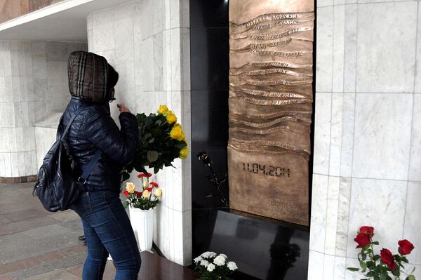 Восьмая гадавіна выбуху ў мінскім метро: людзі нясуць кветкі і свечкі - Sputnik Беларусь