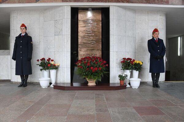 Восьмая гадавіна выбуху ў мінскім метро: людзі нясуць кветкі і свечкі - Sputnik Беларусь