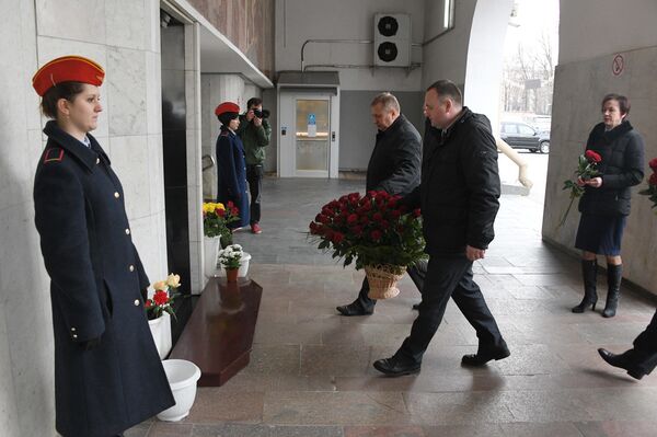 Восьмая гадавіна выбуху ў мінскім метро: людзі нясуць кветкі і свечкі - Sputnik Беларусь