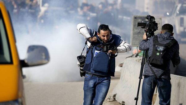 Журналисты во время эпизода арабо-израильского конфликта, архивное фото - Sputnik Беларусь