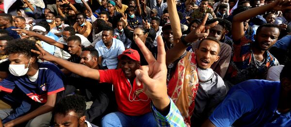  Суданские демонстранты требуют, чтобы президент Судана Омар Аль-Башир вышел из здания Министерства обороны в Хартуме - Sputnik Беларусь