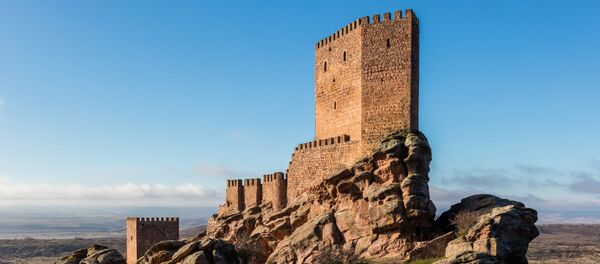 Замок Сафра XIII века, расположенный в испанской провинции Гвадалахара Замок Сафра XIII века, расположенный в испанской провинции Гвадалахара - Sputnik Беларусь