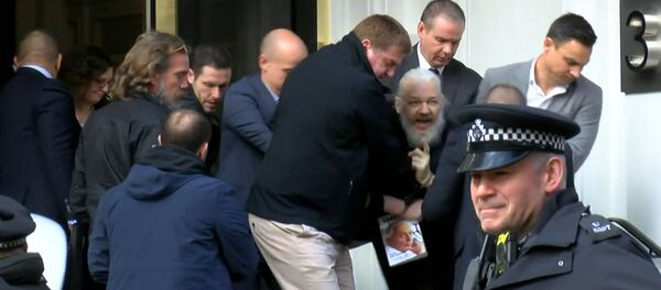 Кадры задержания Джулиана Ассанжа - Sputnik Беларусь