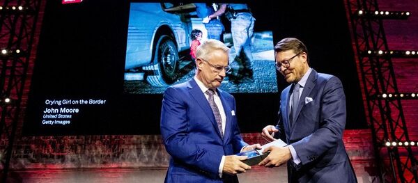 Победитель World Press Photo 2019 Awards фотограф Джон Мур получает награду от голландского принца Константина  - Sputnik Беларусь