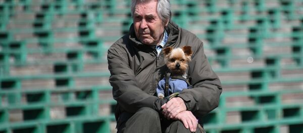 Мужчина с собачкой сидит на игровой площадке  - Sputnik Беларусь