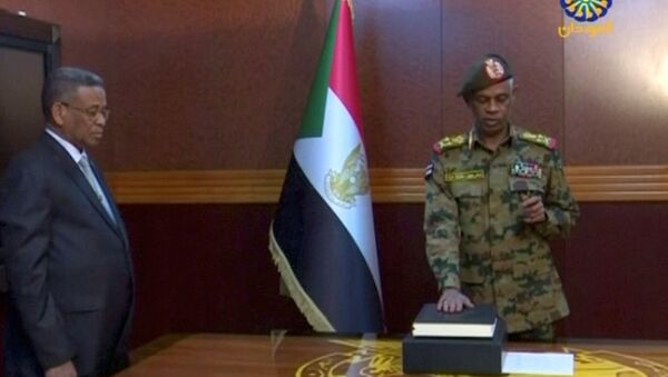 Министр обороны Судана Авад Мохамед Ахмед Ибн Ауф приведен к присяге в качестве главы Военного переходного совета - Sputnik Беларусь