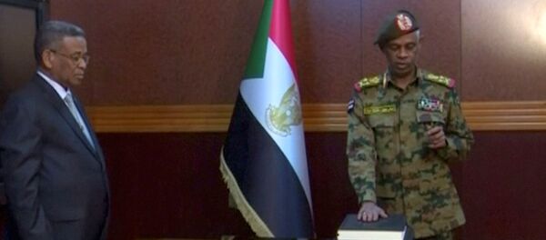 Министр обороны Судана Авад Мохамед Ахмед Ибн Ауф приведен к присяге в качестве главы Военного переходного совета - Sputnik Беларусь