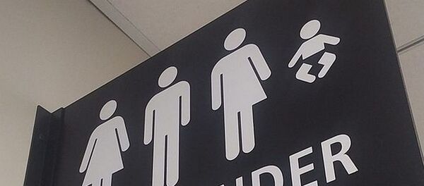 Вывеска туалета для представителей всех полов в аэропорту Вывеска туалета для представителей всех полов в аэропорту - Sputnik Беларусь