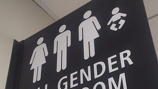 Вывеска туалета для представителей всех полов в аэропорту - Sputnik Беларусь