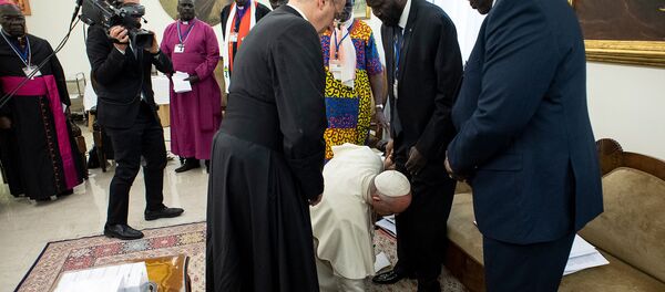 Папа Франциск целует ноги президента Южного Судана Сальвы Киира в конце двухдневного духовного ретрита с лидерами Южного Судана в Ватикане - Sputnik Беларусь