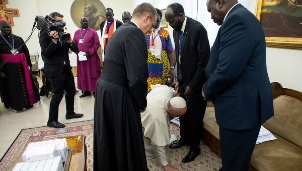 Папа Франциск целует ноги президента Южного Судана Сальвы Киира в конце двухдневного духовного ретрита с лидерами Южного Судана в Ватикане - Sputnik Беларусь