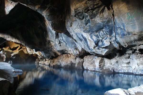 Вулканическая пещера Грьётагья в Исландии — место романтических встреч Джона и Игритт — находится на северо-востоке Исландии рядом с озером Миван. Снаружи практически всегда снег и лед, но температура воды в бассейне иногда достигает +50°.  - Sputnik Беларусь