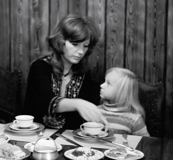 Алла Пугачева с дочерью Кристиной дома, 1978 год. - Sputnik Беларусь