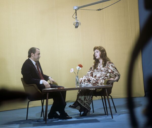 Певица Алла Пугачева во время записи телевизионной программы, 1976 год. - Sputnik Беларусь