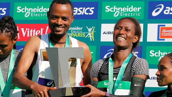 Эфиопские бегуны Абрха Мило и Желет Бурка выиграли Парижский марафон - Sputnik Беларусь