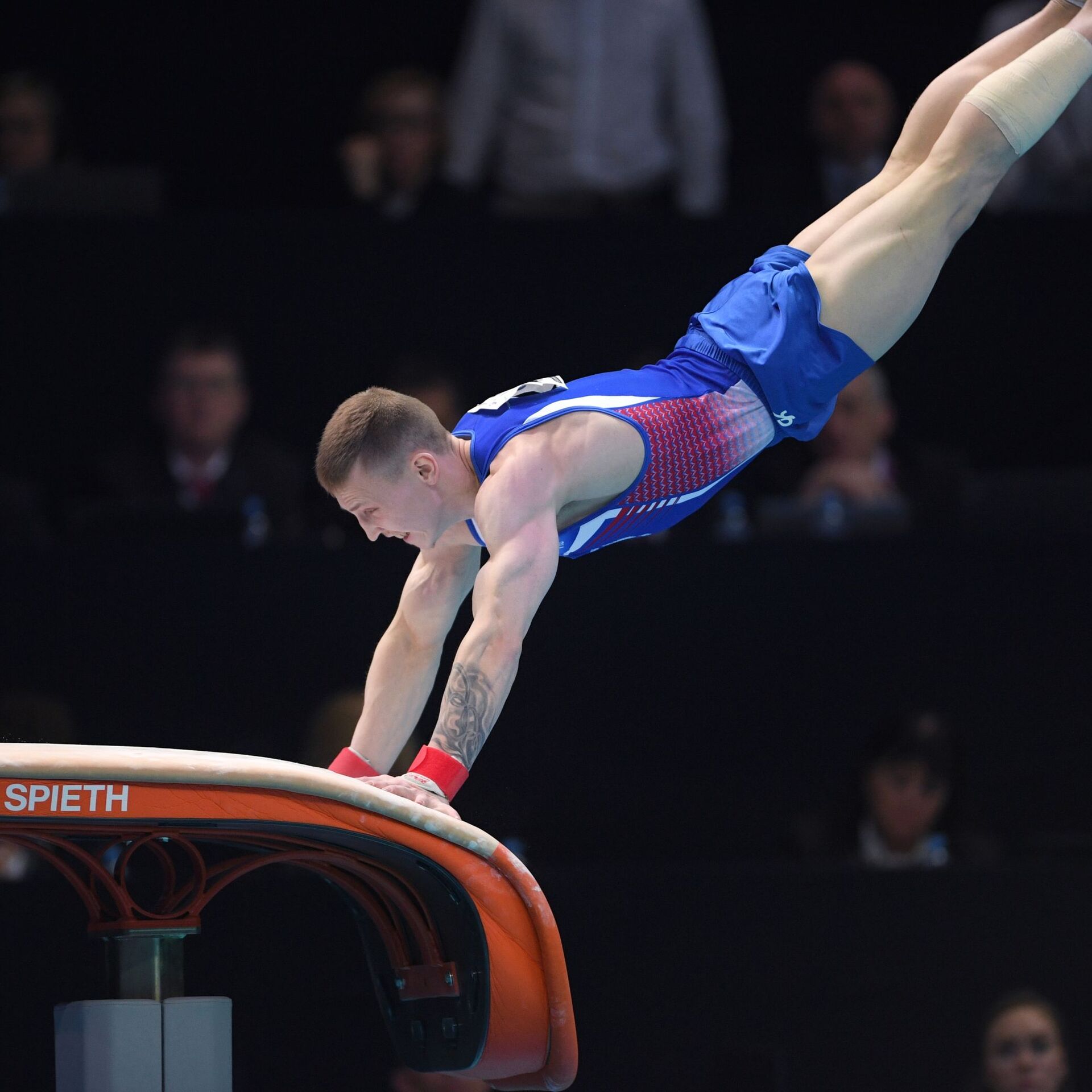 Спортивная гимнастика сегодня результаты. Опорный прыжок Аблязин. Спортивная гимнастика опорный прыжок мужчины.