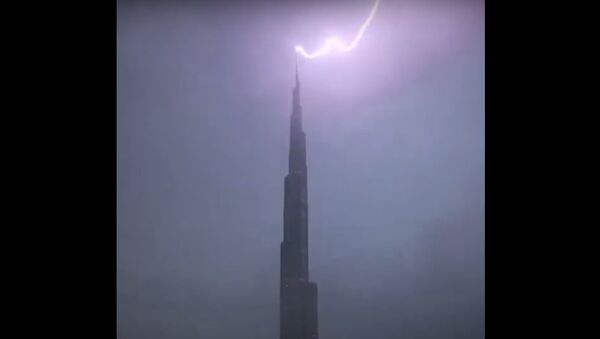Молния ударила в самое высокое здание мира - Sputnik Беларусь
