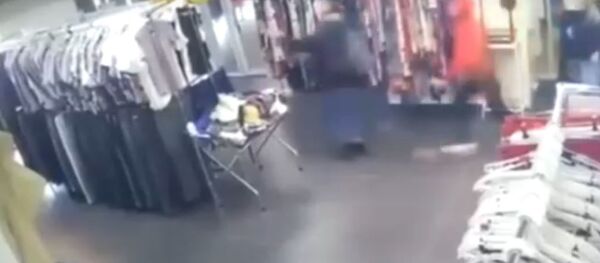 Жители Каменной Горки устроили штурм нового секонд-хенда - Sputnik Беларусь