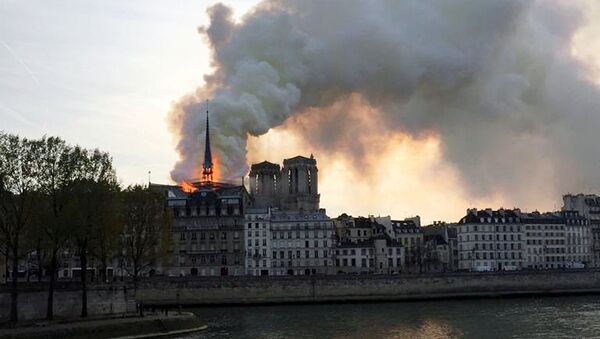 Пожар в соборе Парижской богоматери - Sputnik Беларусь