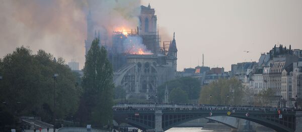 Пожар в Нотр-Дам-де-Пари Пожар в Нотр-Дам-де-Пари - Sputnik Беларусь