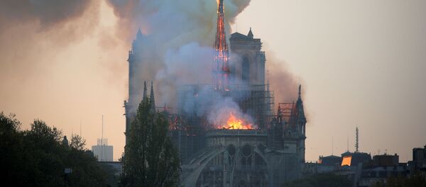 Згарэлі стагоддзі сусветнай культуры: пажар у Нотр-Дам-дэ-Пары - фота і відэа - Sputnik Беларусь