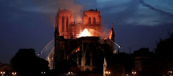 Парижские пожарные продолжили тушение огня с наступлением темноты - Sputnik Беларусь