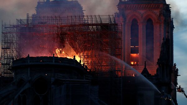 Пожар в соборе Парижской Богоматери - Sputnik Беларусь