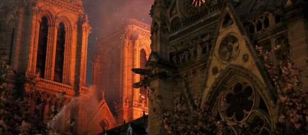 Пажар у парыжскім Нотр-Даме Пажар у парыжскім Нотр-Даме - Sputnik Беларусь