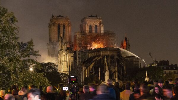 Пожар в соборе Парижской Богоматери, видео - Sputnik Беларусь