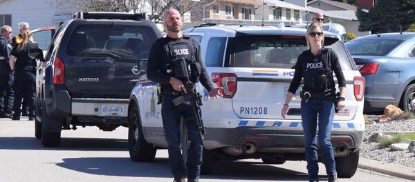 Офицеры Королевской канадской полиции y места преступления на Корнуолл-Драйв после серии нападений, в которых 4 человека были застрелены - Sputnik Беларусь