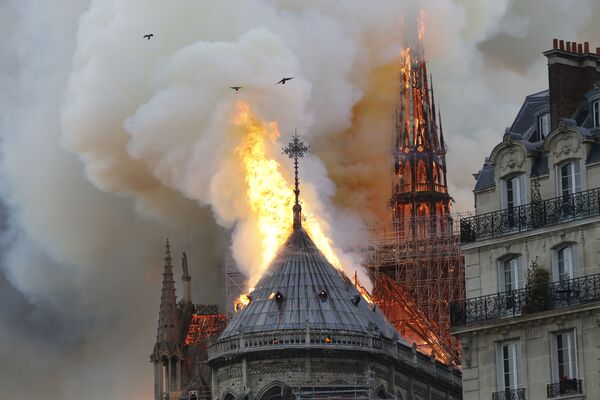 Пожар на крыше собора Нотр-Дам-де-Пари в Париже, Франция - Sputnik Беларусь