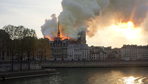 Пожар в соборе Нотр-Дам-де-Пари в Париже, Франция - Sputnik Беларусь