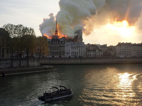 Пожар в соборе Нотр-Дам-де-Пари в Париже, Франция - Sputnik Беларусь