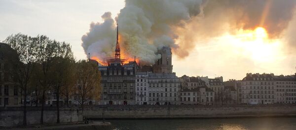 Пожар в соборе Нотр-Дам-де-Пари в Париже, Франция - Sputnik Беларусь