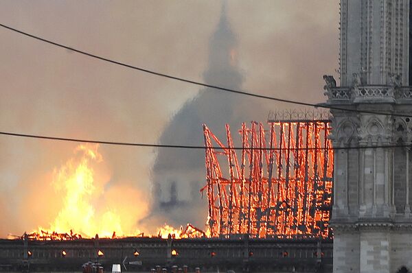 Пожар в соборе Нотр-Дам-де-Пари в Приже, Франция - Sputnik Беларусь