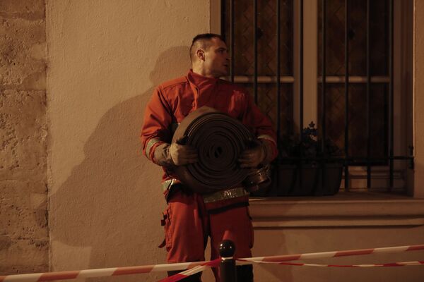 Пожарный во время тушения пожара в соборе Парижской Богоматери - Sputnik Беларусь