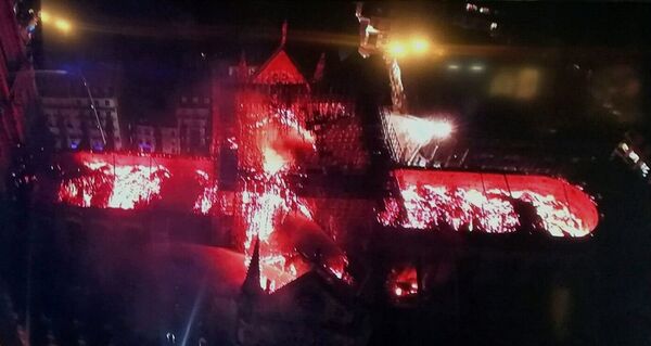 Пожар в соборе Парижской Богоматери, вид сверху  - Sputnik Беларусь
