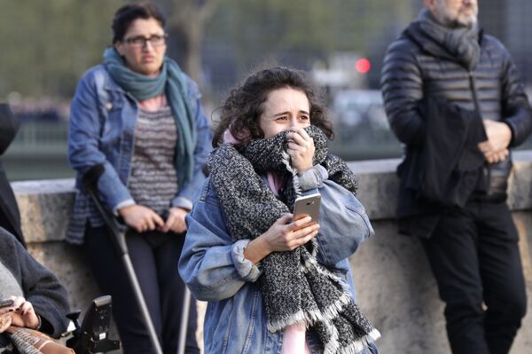Девушка плачет при виде пожара в соборе Парижской Богоматери - Sputnik Беларусь