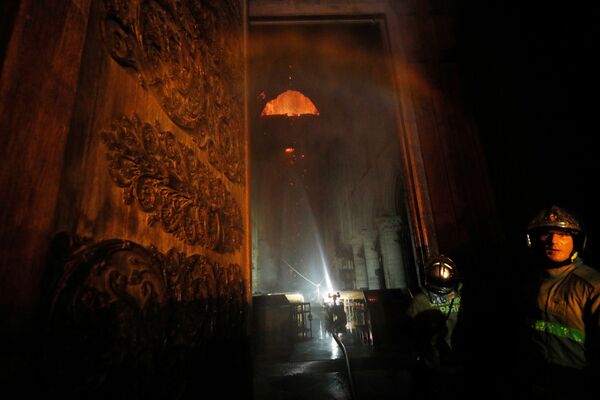 Тушение пожара в соборе Парижской Богоматери - Sputnik Беларусь