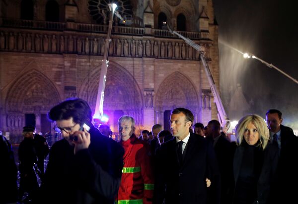 Президент Франции Эмманюэль Макрон с женой на месте пожара в соборе Парижской Богоматери - Sputnik Беларусь